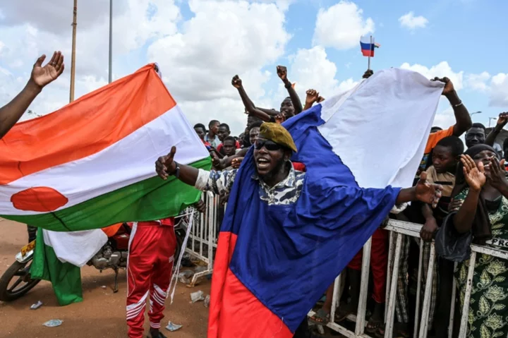 New Niger rally as deadline looms for French envoy's exit