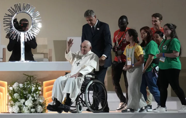 Pope wraps up an improvised World Youth Day with 1.5 million people and a very big Mass