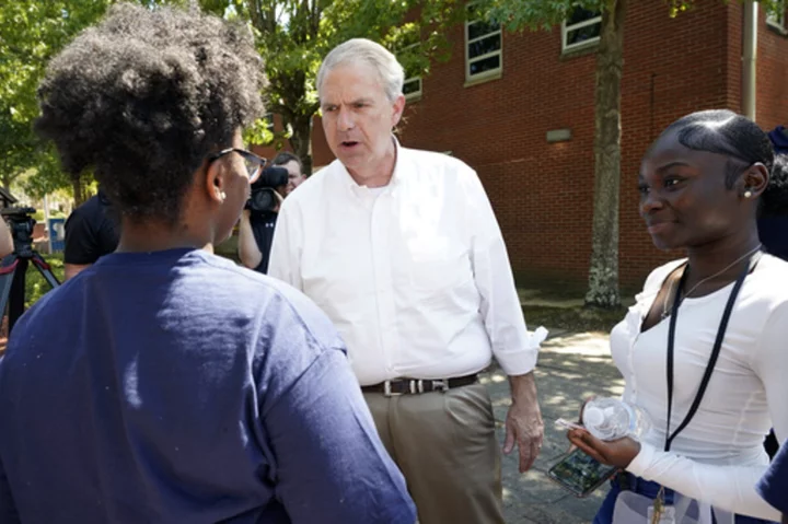 It's now a 2-person Mississippi governor's race, but independent's name still appears on ballots