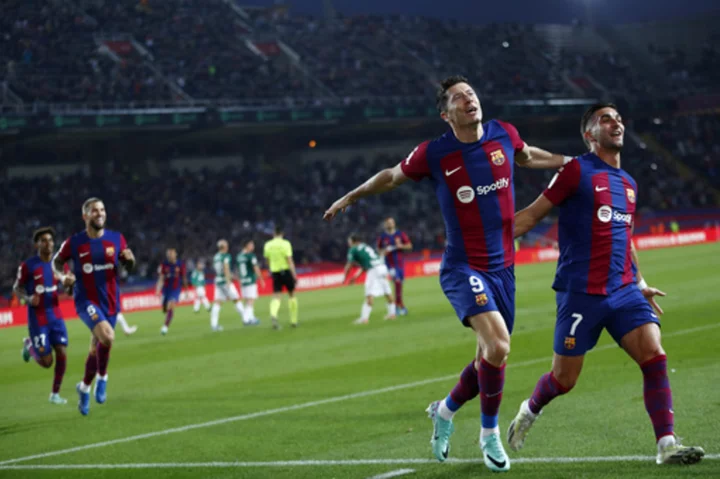 Lewandowski scores twice to rally Barcelona to 2-1 win over Alaves in Spanish league