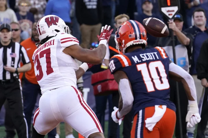 Locke's TD pass caps 18-point fourth-quarter Wisconsin comeback win over Illinois, 25-21