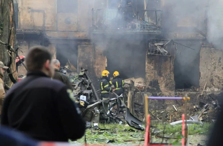 Russian strikes kill 10 in Zelensky's hometown