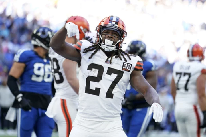Kareem Hunt's late TD helps Browns rally past Colts 39-38 in topsy-turvy game