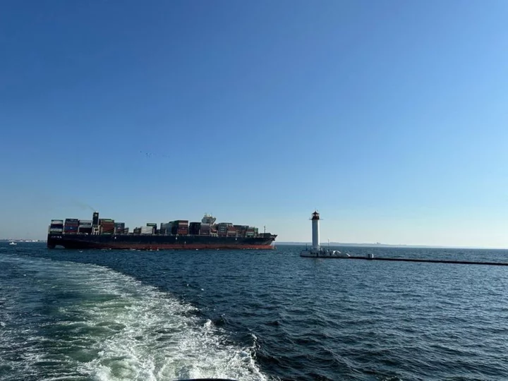 Cargo ship leaves Ukrainian port despite Russian threat of attack