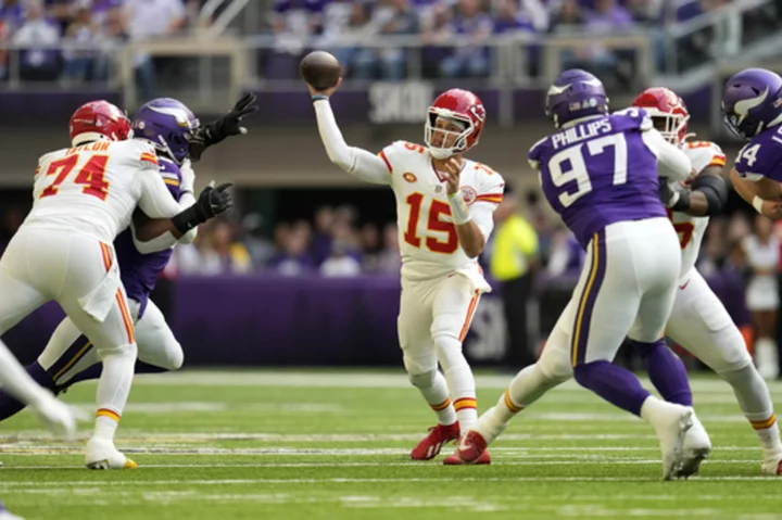 Patrick Mahomes, Chiefs outlast Vikings 27-20; Travis Kelce catches TD pass after hurting ankle