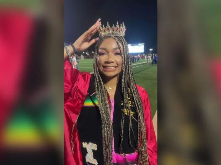 A reigning homecoming queen in Texas wore a Mexican heritage stole to her graduation. Now, her school says she can't crown her successor.